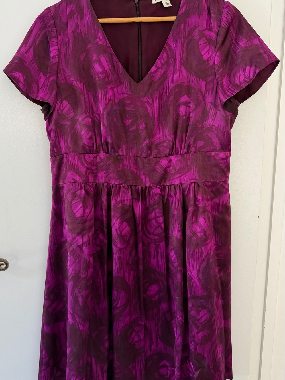 Banana Republic V-Neck Floral cocktail Dress in Magenta and Plum